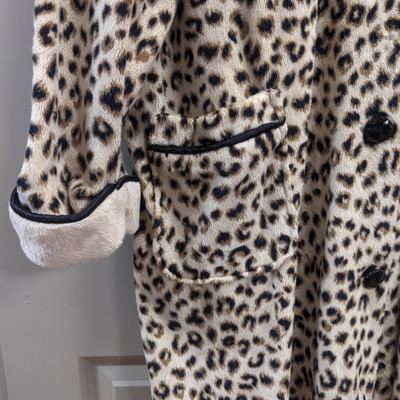 Leopard Print Fleece Robe - Picture 5 of 16